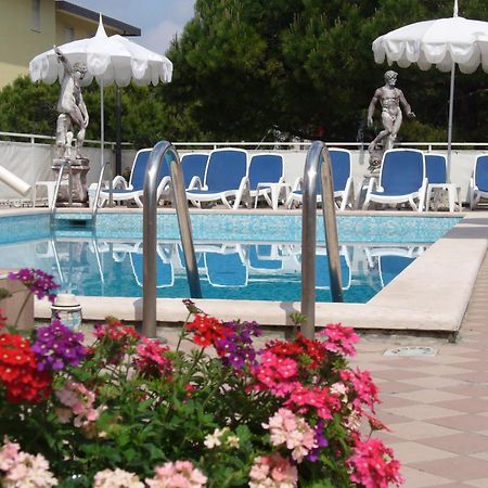 Hotel Trevi Lido di Jesolo Exterior photo