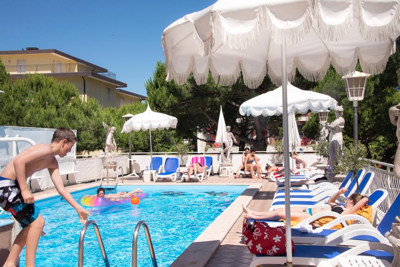 Hotel Trevi Lido di Jesolo Exterior photo